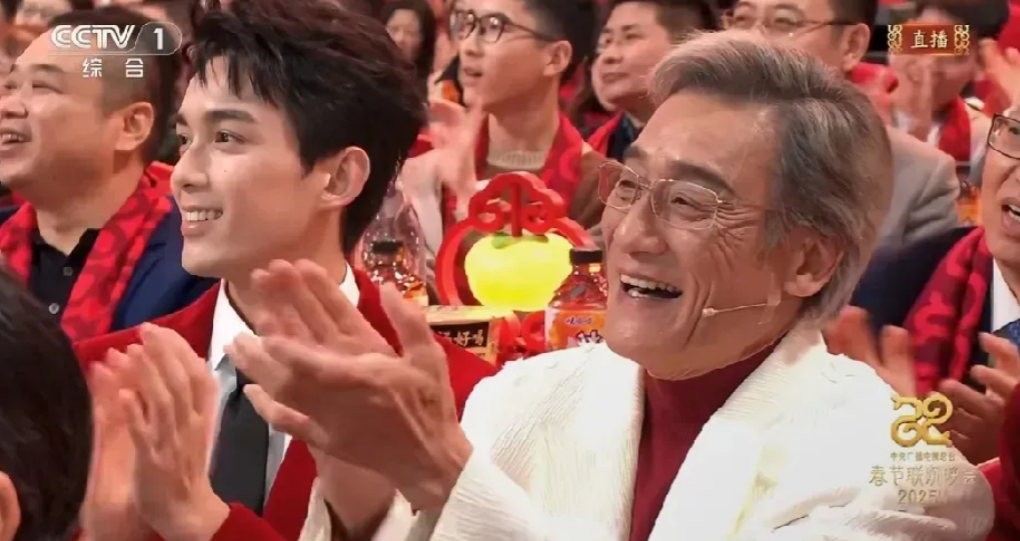春晚的舞台，那可是星光璀璨，而今年导播对梁家辉的“偏爱”，大家都看在眼里。在20