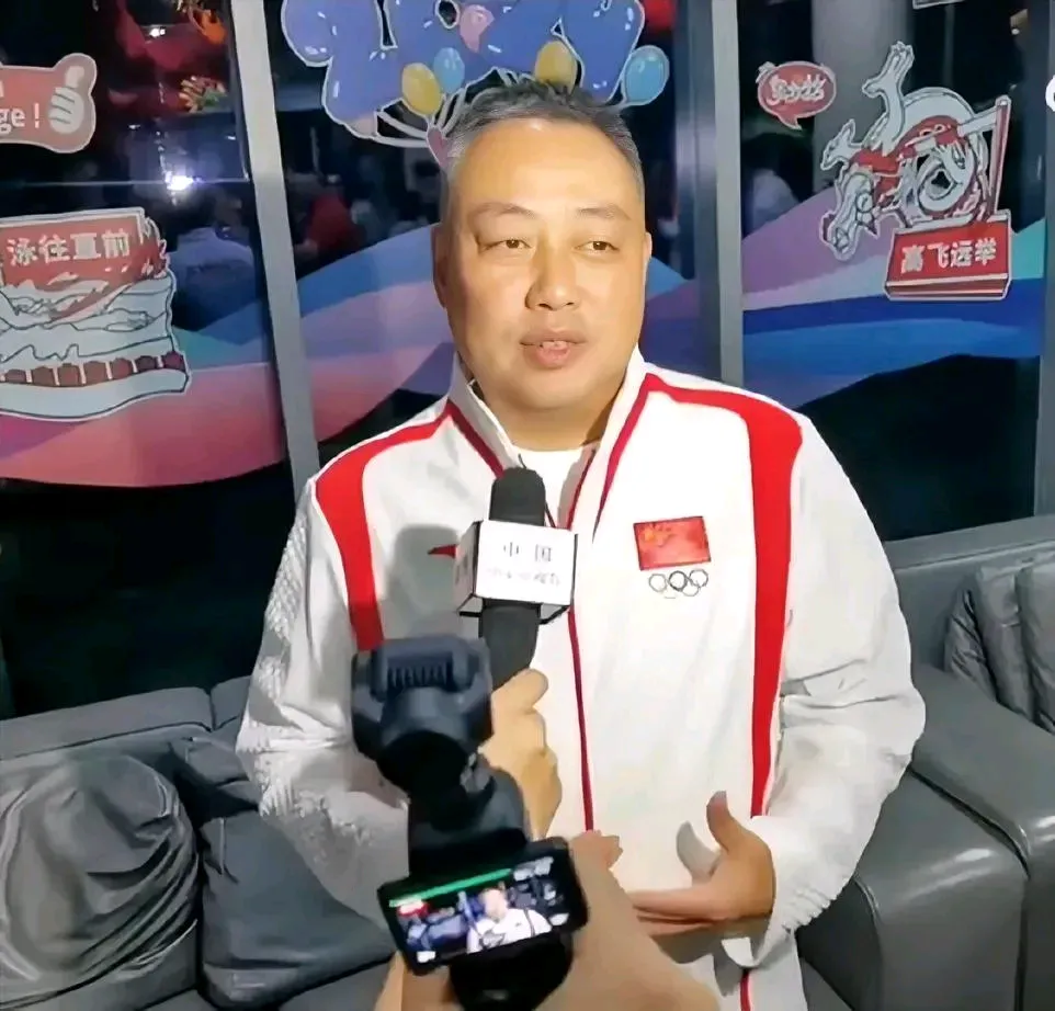 樊振东以4-3战胜张本智和，晋级男单四强。赛后，刘国梁对比赛进行了点评，说得太有