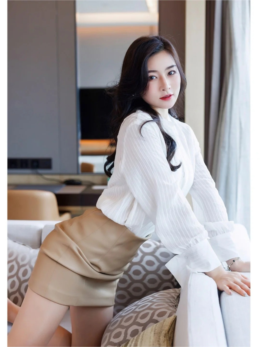 思美人思美人兮，揽涕而竚眙。
她的笑容如同春风拂过，温暖而明媚，让人心旷神怡。