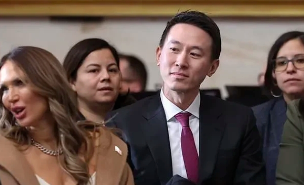 特朗普签署行政命令赦免J6政治犯

特朗普于白宫椭圆形办公室签署行政命令，赦免1