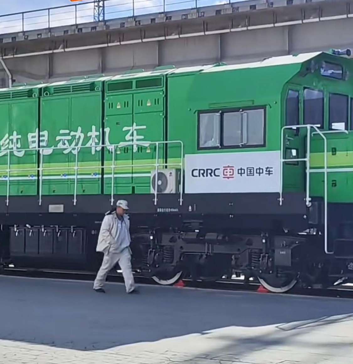纯电动机车