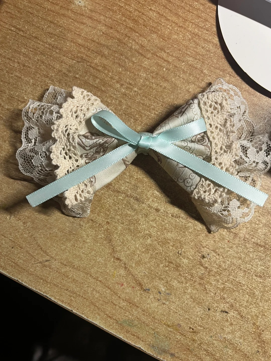 天使小熊的样布千万不要丢！！！
小小的样布可以做很精美的边夹，老毕登虽然给的布小