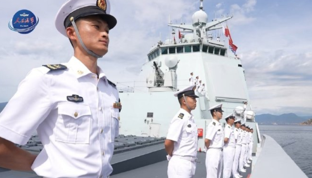 中方舰队抵达金兰湾，2万吨巨大舰体令越南海军咂舌：竟比美国还大！

9月6号，由