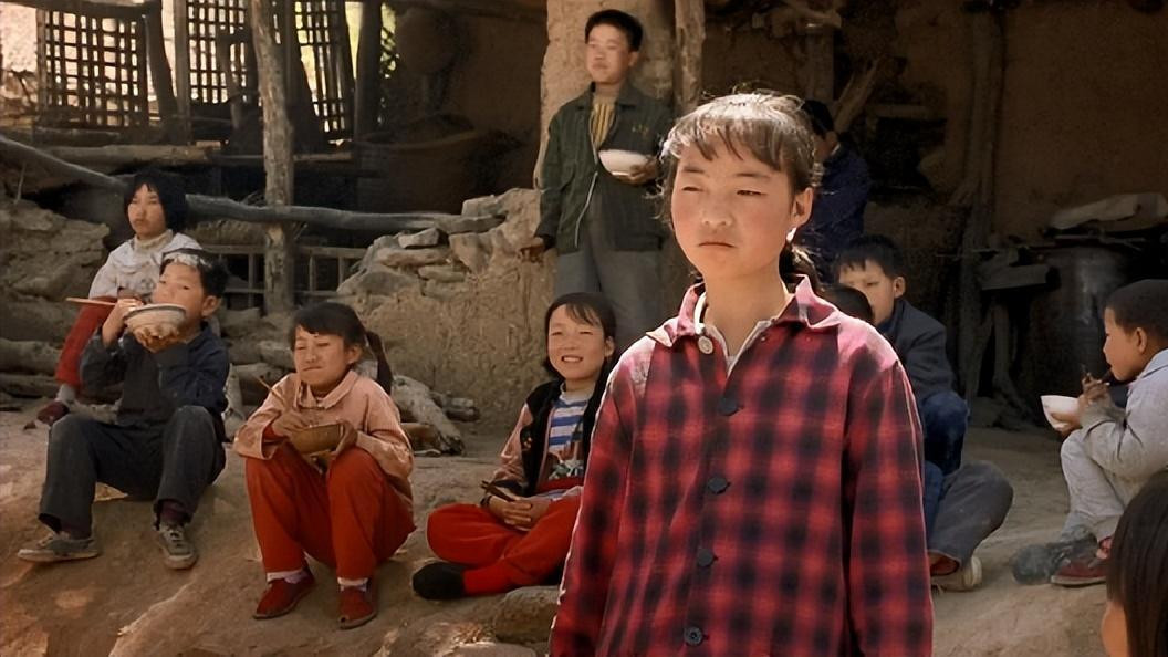 13岁喂猪，一夜爆红被张艺谋劝退娱乐圈，魏敏芝如今过得如何了？