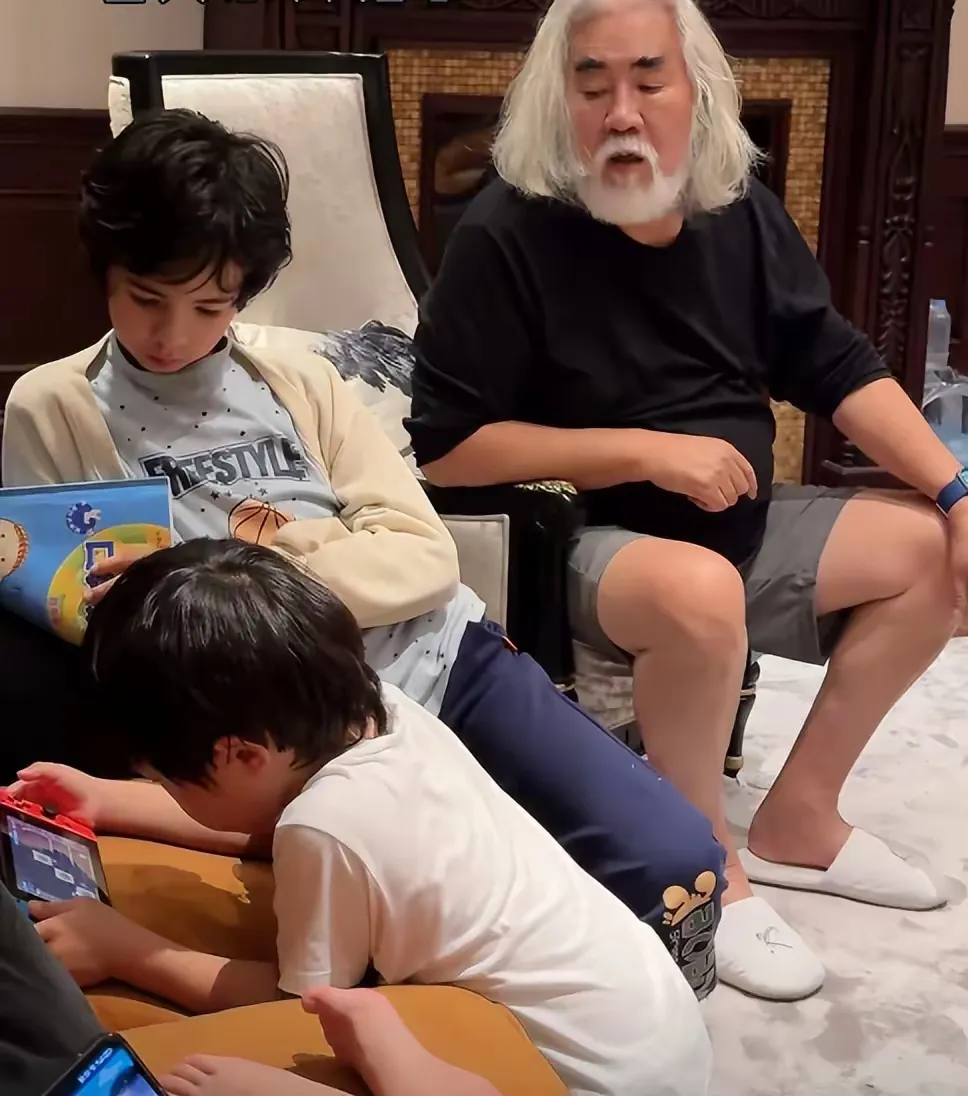 一次，妻子杜星霖抱小女儿去打疫苗了，张纪中就在家陪伴照顾两儿子和大女儿！
孩子们