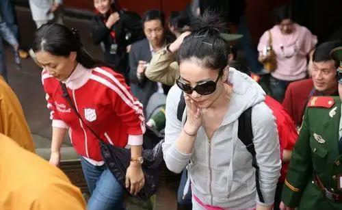 那英当年演唱会丢戒指，被指假唱风波