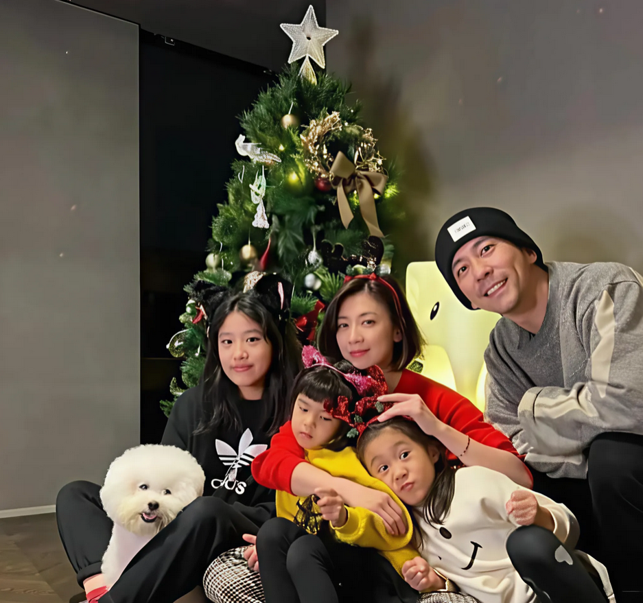 演员贾静雯说：“有次，我老公修杰楷悄悄跟我讲，亲爱的我不太好意思讲出口，怕你心里