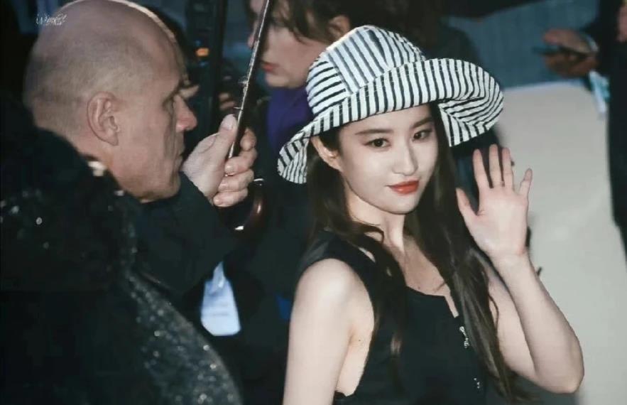 刘亦菲因穿着引发热议！
3月6日，刘亦菲突然引发了热议，只因为她参加巴黎时装秀时