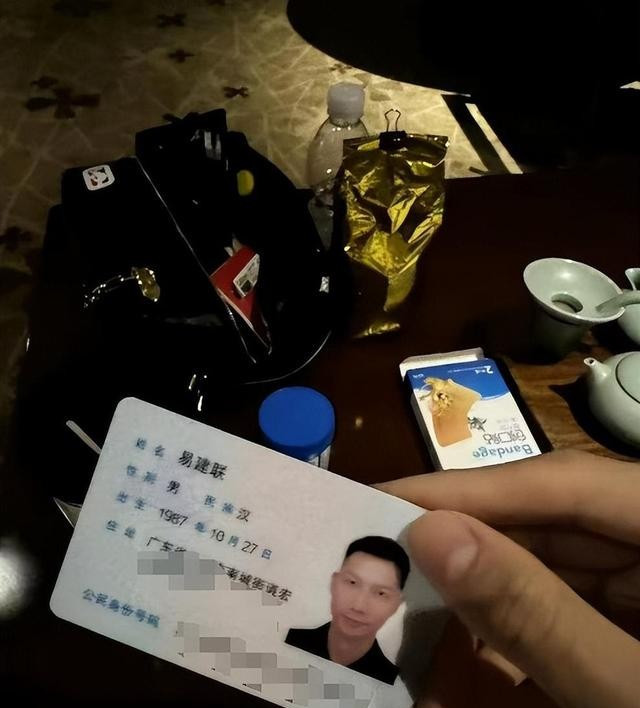 爆易建联疑似嫖娼跨性别者，多张聊天截图及现场照曝光，本人关评