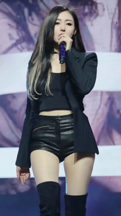 张天爱：以才华与魅力并蓄的璀璨之星