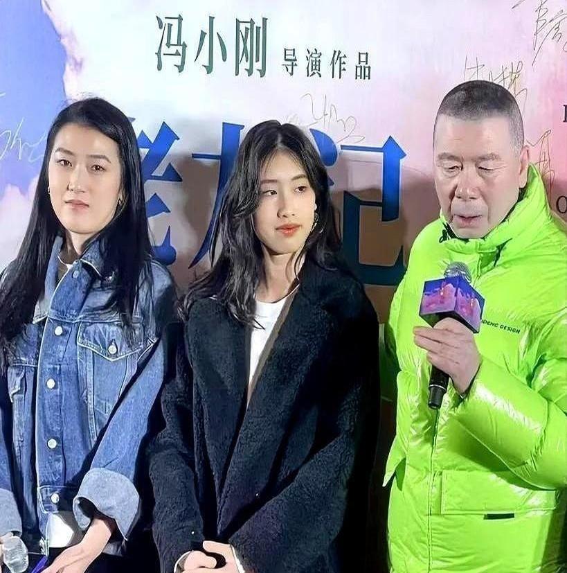 冯小刚带着两个女儿公开亮相直接引爆热搜！
35岁大女儿冯思羽身穿剪裁利落的西装，