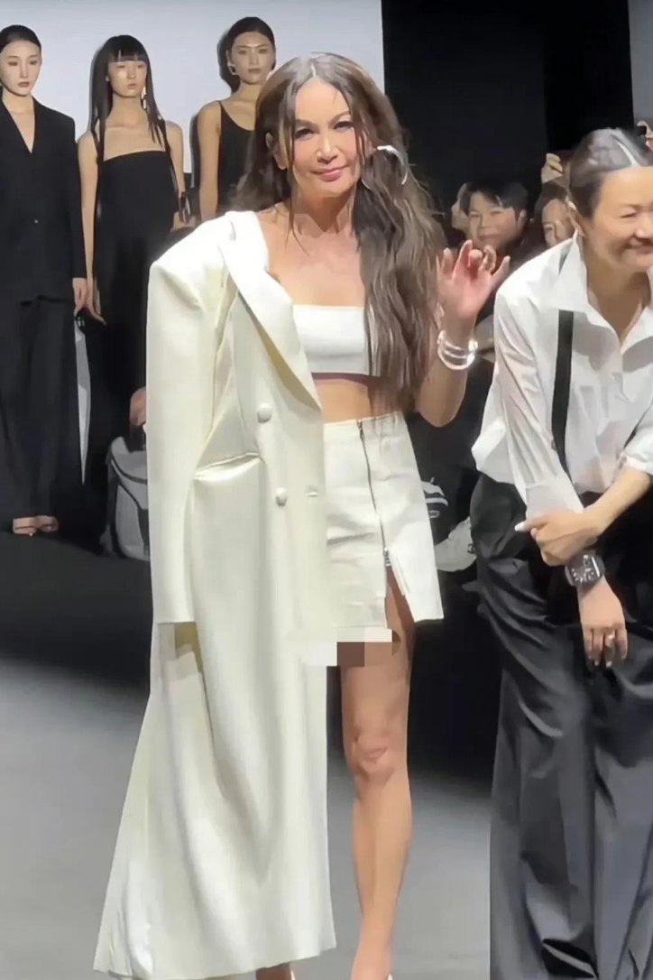 “花甲之年”的温碧霞标志性的披肩长发，总给人感觉脏兮兮的很邋遢，几十年过去了这款