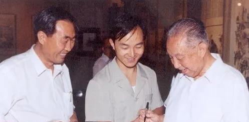 1995年8月3日，华国锋在抗日战争胜利五十周年美术作品展上为观众签名。自从退休