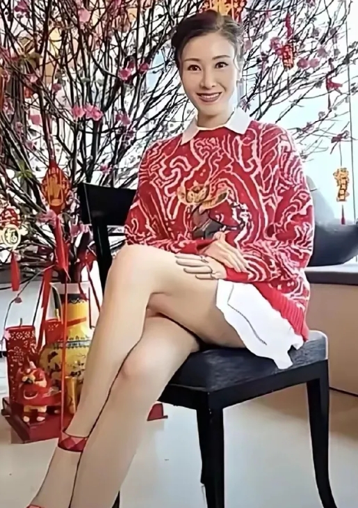 李嘉欣拍的新年照，我们非常感叹，54岁的李嘉欣还这么年轻，依然靓丽，风光无限！