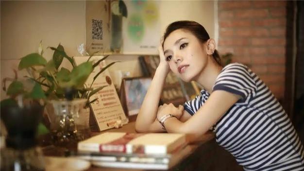 知名演员李佳璇：导演丈夫去世10年，与狗为伴，她的痴情让人泪目