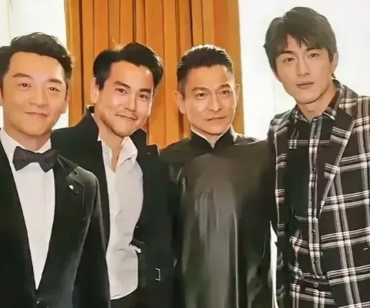 虽然右边的林更新，颜值是几个人当中最低的，但他个子高挑，气质出众，总是能在第一眼