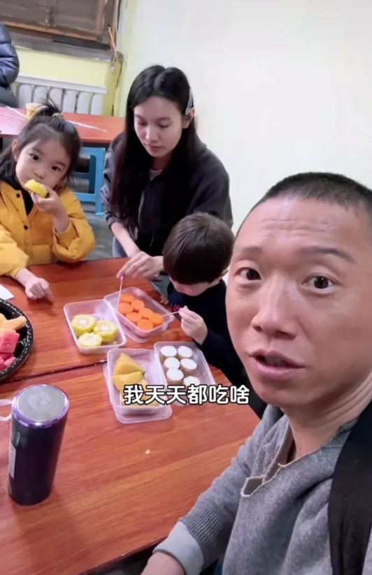 演员宋家腾老婆带着儿子女儿来剧组探班！他说必须让他们体验一下自己每天都吃的啥，“
