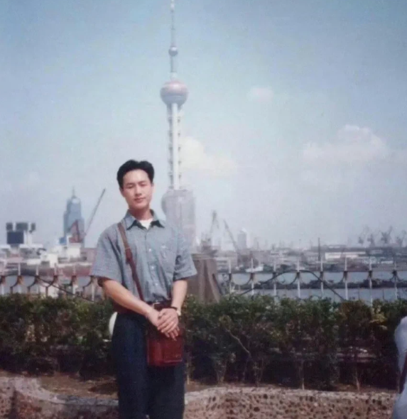 张颂文年轻时候也挺帅的，就是发际线有点高。

长相很有辨识度。

怎么年轻时候也
