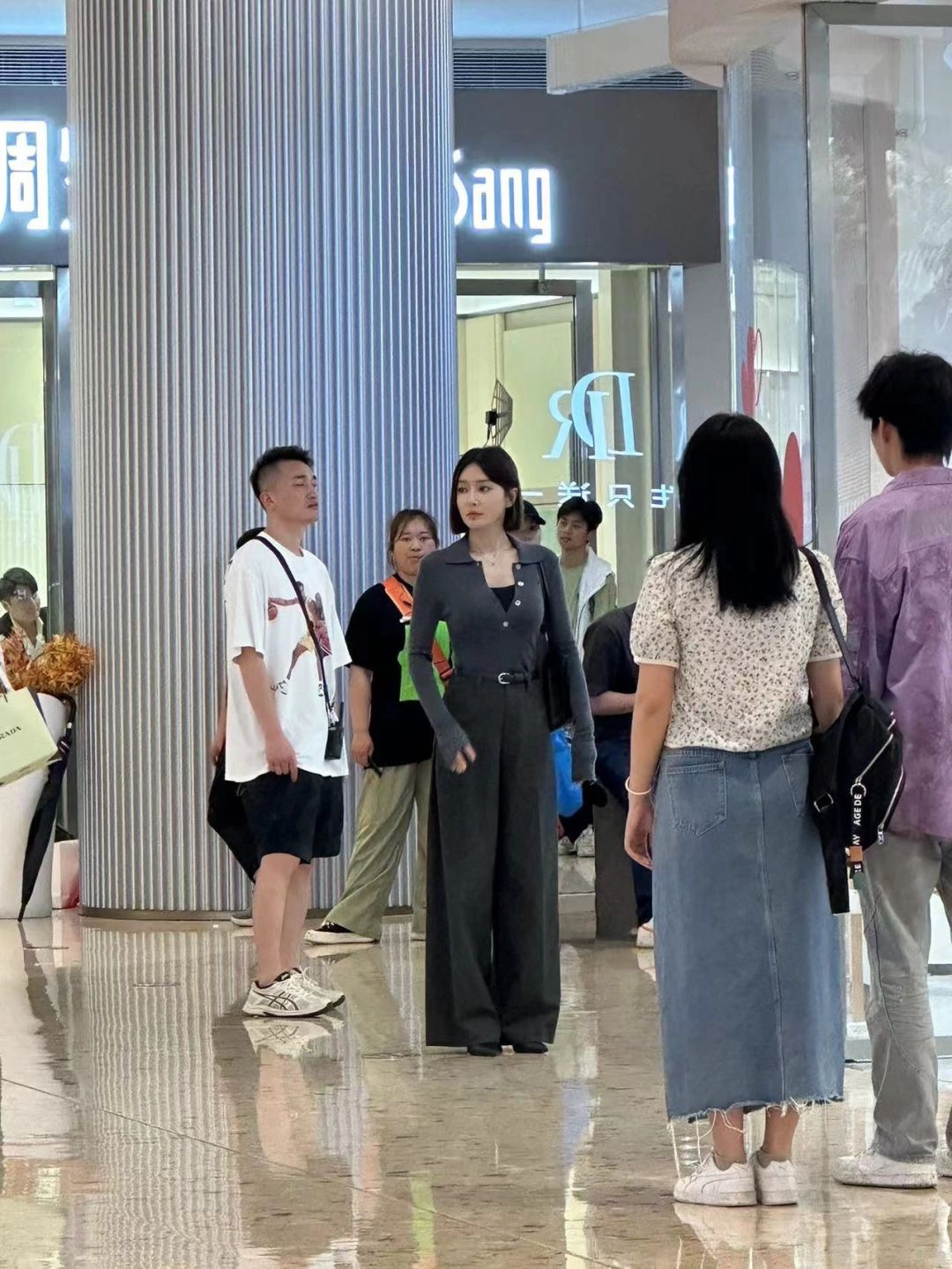 我的天啊，我在珠海碰到了谁啊？
这是魏大勋的女友吗？真不敢想象她都44了，看着最