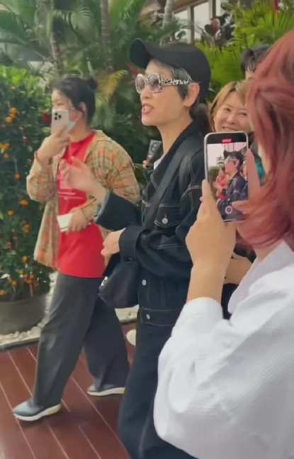 叶童回港了，这段时间太辛苦了，都廋了，要好好休息叶老师。[比心][比心][心][