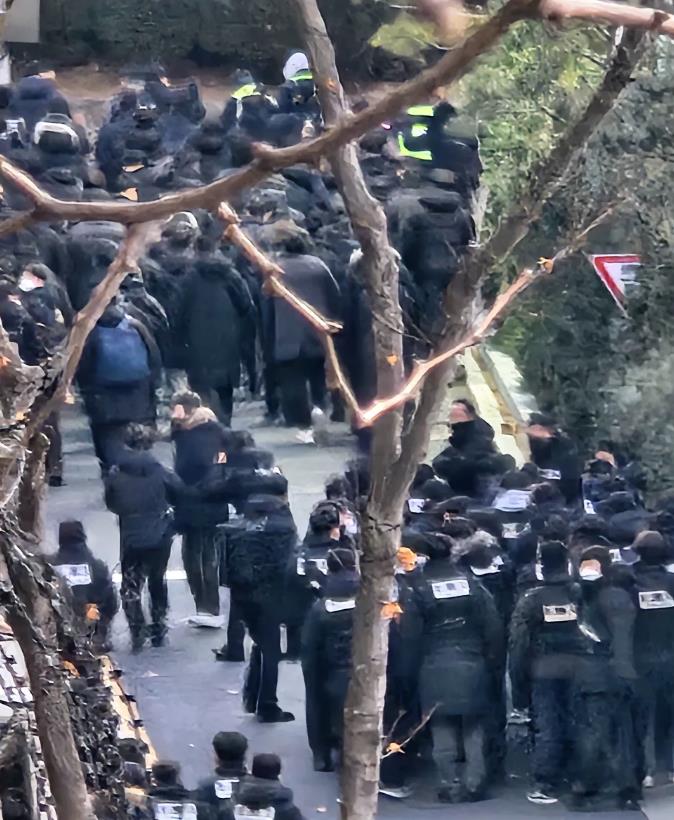 爆发冲突！韩国警方受阻
目前韩国警方和公调处已经抵达总统府官邸，他们为了顺利进入