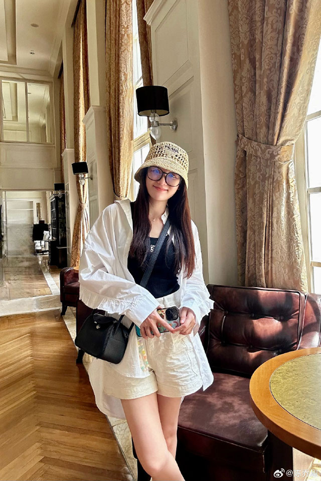 #陈乔恩过年胖了快5公斤#今天上午，女星陈乔恩发文，自曝过年期间，胖了将近5公斤