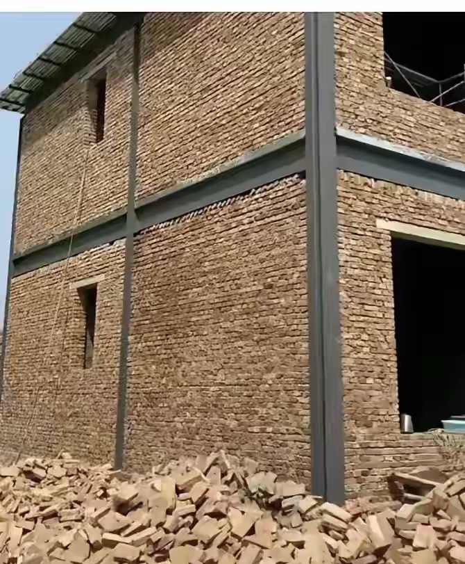 不可思议！有一家人建房子，本着能省就省的想法，在建房子的时候，用大钢材代替水泥柱
