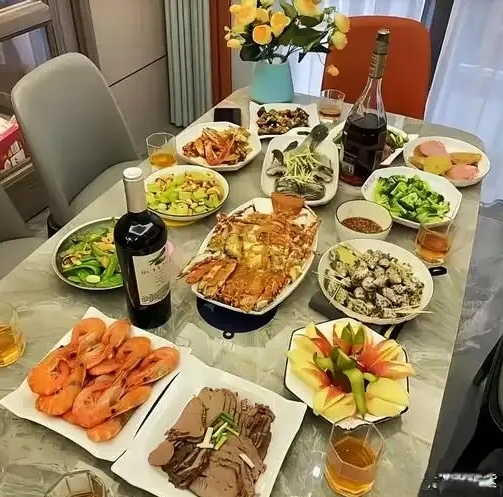 儿子打电话说要带女友回来，我高兴的下楼迎接，远远的就看到我儿子推着两个行李箱，背