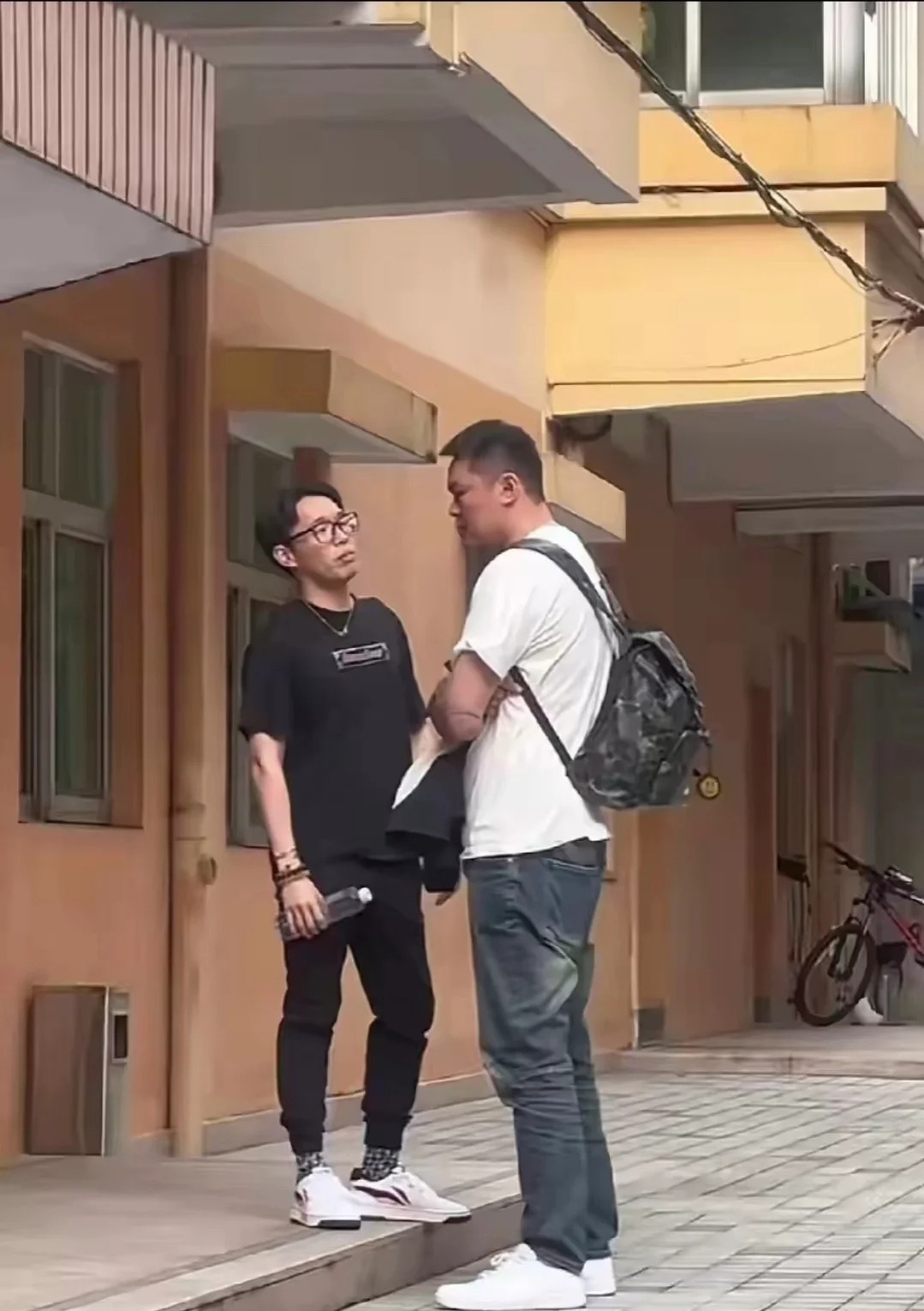 朱八被训话了？
黑衣是宏远公子！？

打工人真难顶呀