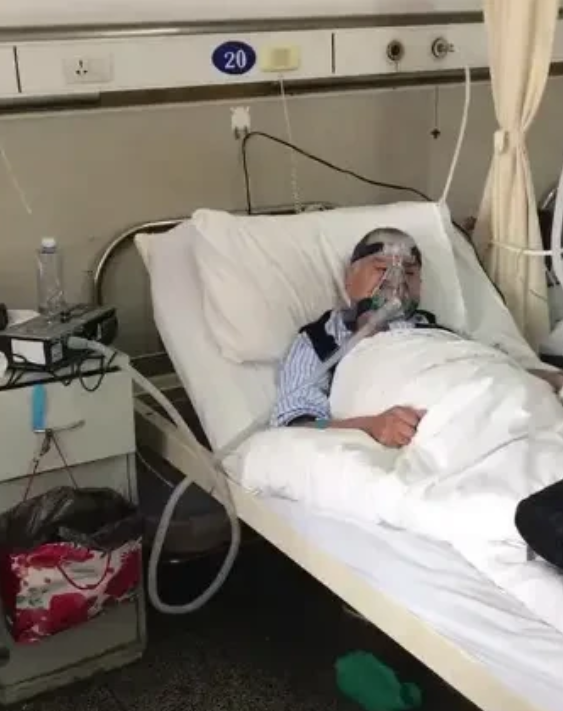 湖南湘潭，老人病重，家属不顾医生的建议，坚持要把老人送回老家，他们找了一辆非急救