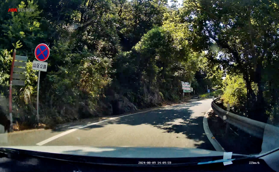 开手动挡最好不要跑山区。
山区的上下坡路段实在太多，手动挡司机必须要学会用档位控
