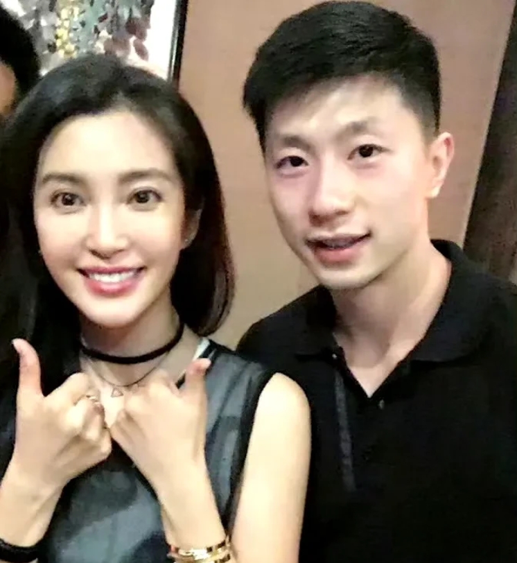 啊啊啊，真相大白了，难怪马龙上台发言，李冰冰在台下热泪盈眶！
原来两人之前就认识