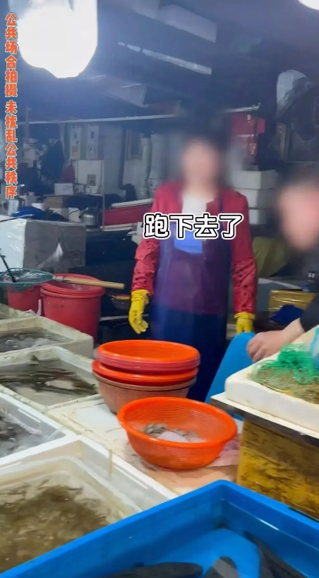 闹大了！江苏南京，男子在海鲜市场买鱼，支付给鱼贩58元后，打算直接将鱼拿走。不料