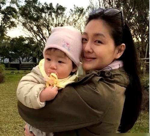 大S母亲黄春梅人设要崩！

前夫徐坚家族是做银楼生意的，算得上是有钱人家。

一