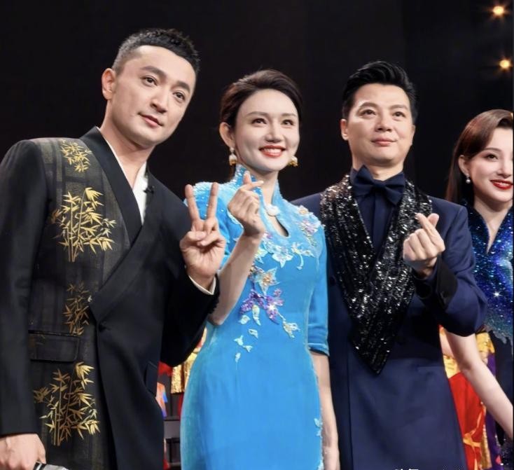 嘿，朋友们，看2025年春晚了吗？那叫一个热闹！收视率蹭蹭往上涨，比去年又高出一