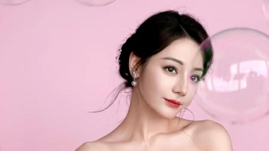 迪丽热巴新造型惊艳全网，浪漫泡泡粉装下的童话公主魅力