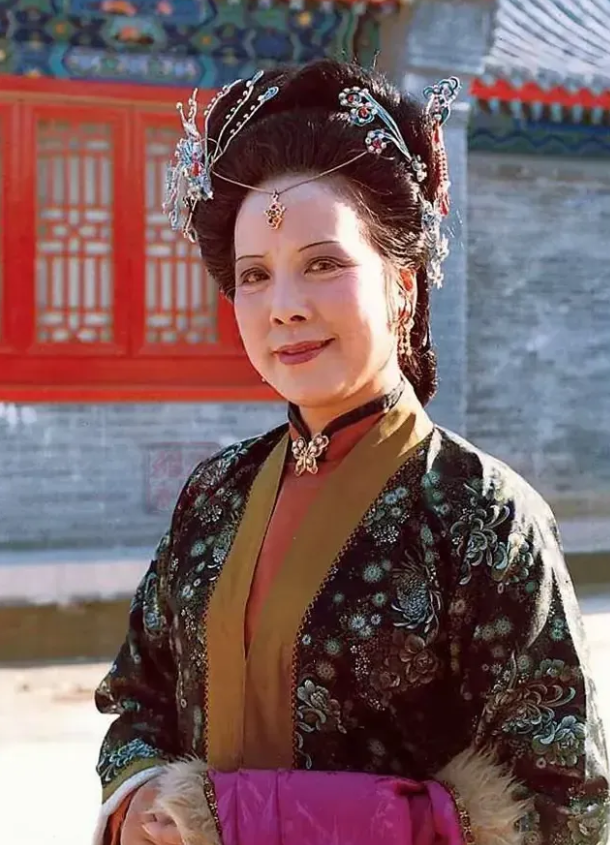 87版红楼梦里，还有一个经典角色，那就是夏明辉老师扮演的邢夫人，她在87版红楼梦