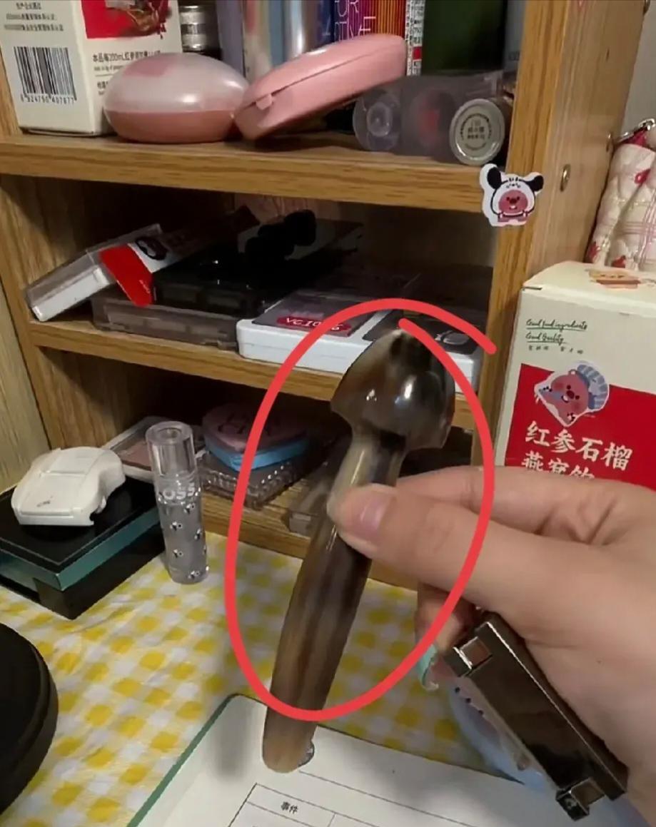 早上去大姐房间拿护肤品，看桌子上有这玩意，这啥呀？也不敢去问大姐，还是放回原处吧
