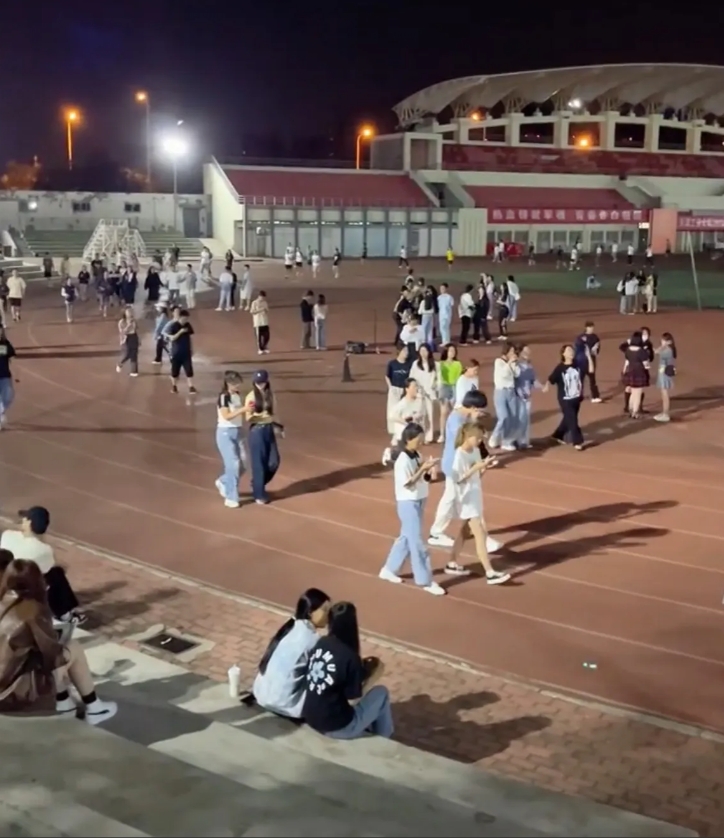 大学生一个月给多少生活费才够用？很多说要给3000才勉强够用！！
我感觉农村的孩