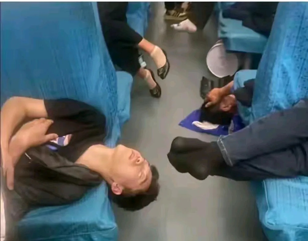 火车很慢，慢到你可以听完一个人讲完他的一生