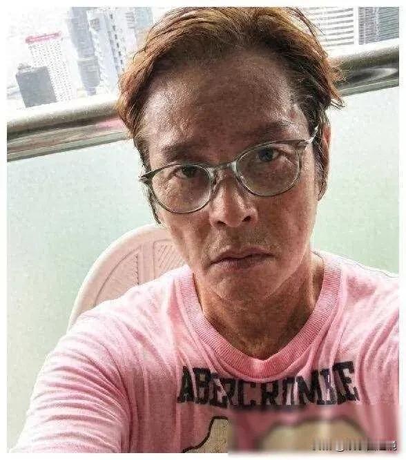 这张照片看起来有点恐怖，没想到香港的歌王竟然变成了这个样子。 尽管他染了头发，尽