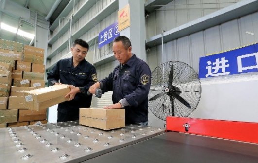 哇塞！广州海关这次可是立了大功，一举查获了大量伪报出口的摩托车！🚀 这可不是小