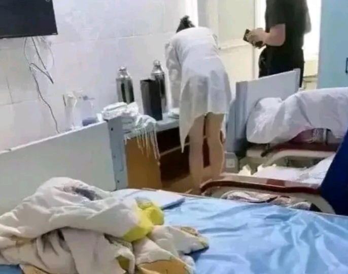 最近陪发小去割包皮，住院后快一个月了也没出来，这到底是怎么回事？