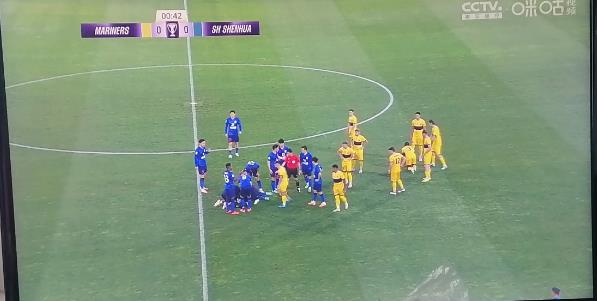 申花突发意外！这样的球还不红牌吗？申花为何每次都这样的受伤！谢鹏飞被猛烈撞击，目