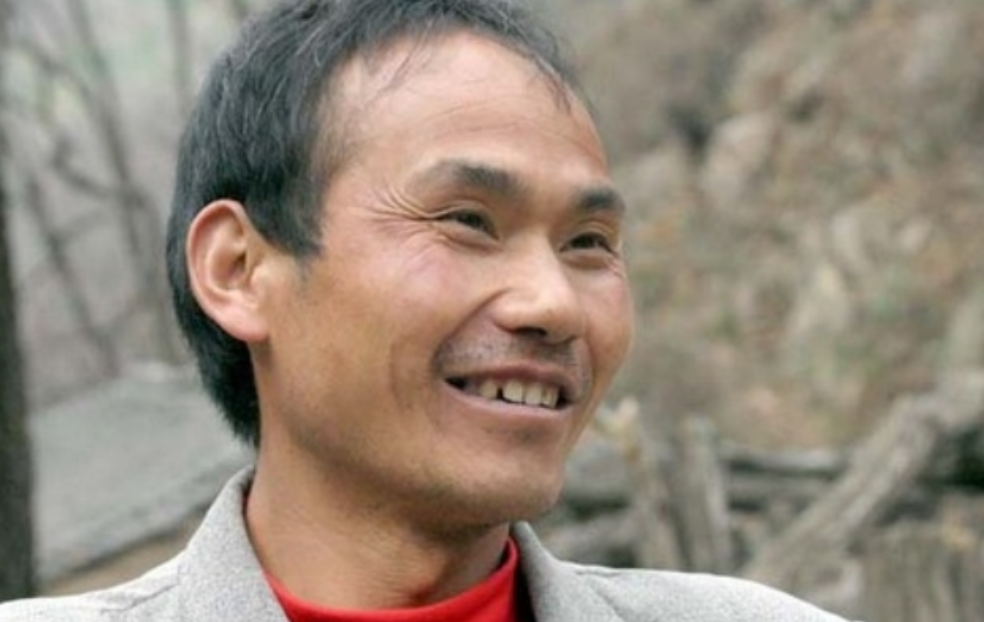 2012年，李小棚在亲吻了妻子后消失了。妻子因精神疾病长期需要照料，家中的债务积