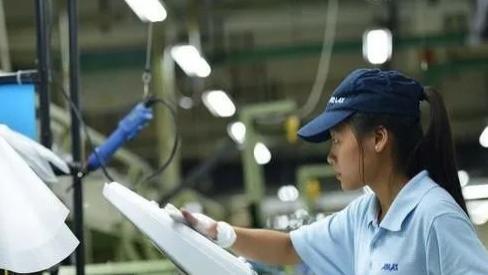 回老家参加婚礼，亲戚问我挣多少工资我说1800，隔天几个舅舅来了