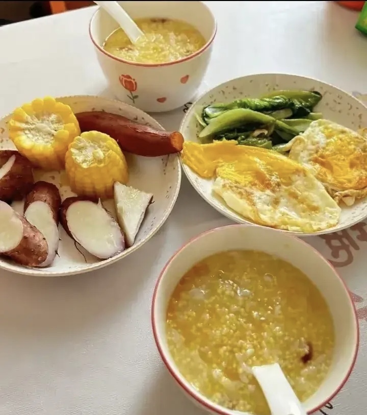 来儿子家，一大早我做好了早饭，我喊儿子儿媳起来吃饭，喊了两遍他们才起来，儿媳妇来