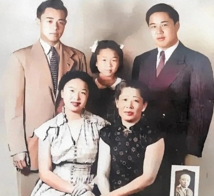 1940年，欧阳格遭不幸，蒋下令极刑。其夫人悲痛欲绝，却以坚韧之心，携夫君遗像，