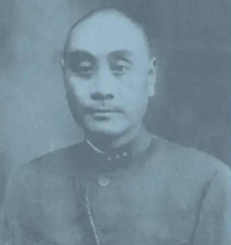 1937年8月7日，南京国防会议上，蒋介石问谁愿意同日本人打。刘湘呼的一下站起来