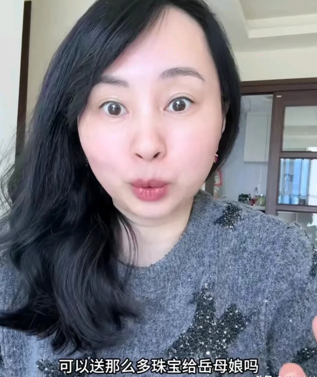 汪小菲，是假富豪？

主播：你们吃瓜一定要吃全，看问题一定要多方位看全面，总是说